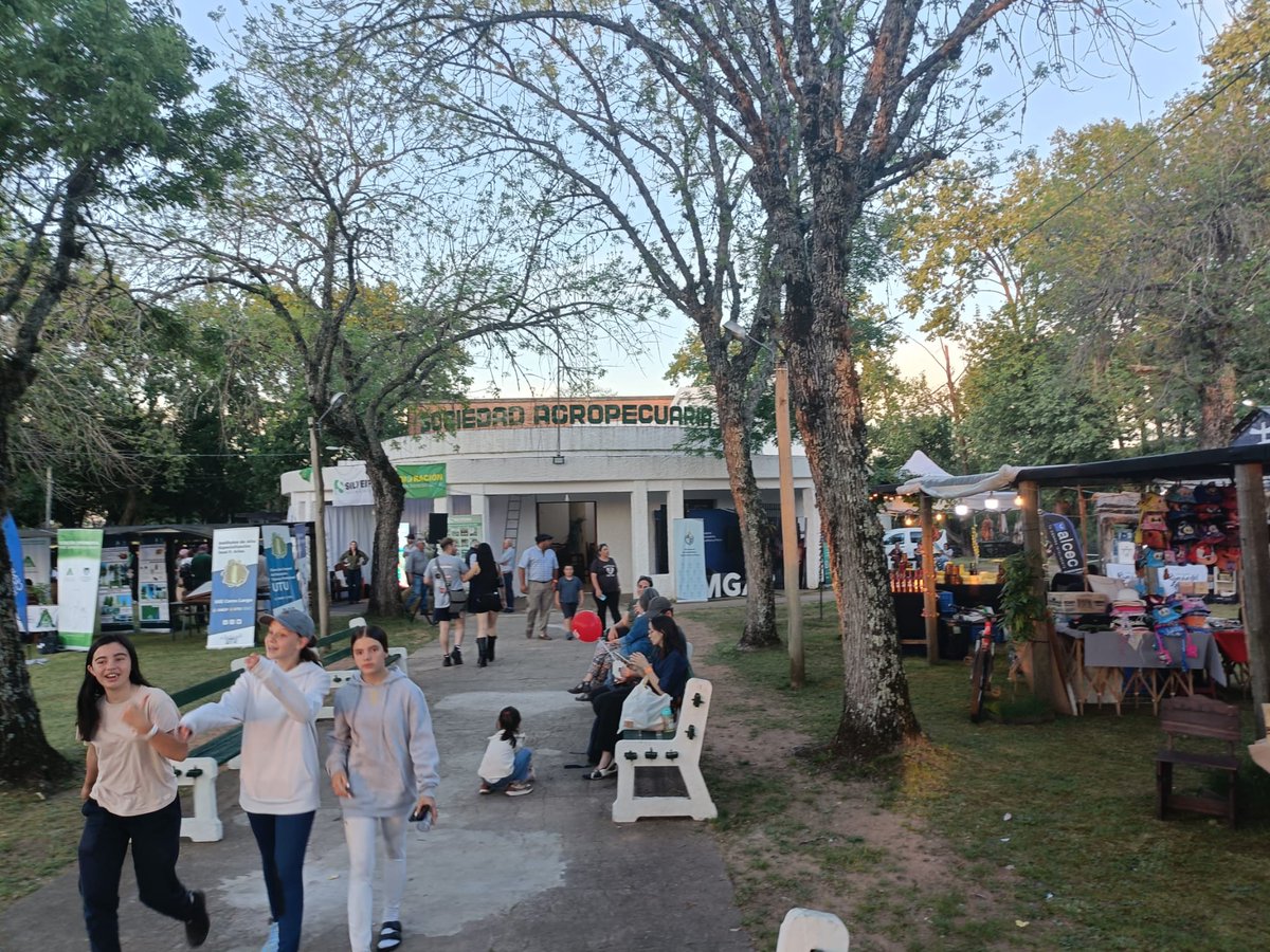 Proyectando elevar el nivel para el año próximo, una nueva productora gestiona la actividad social y comercial de la Expo Melo.

lavozdemelo.com.uy/2025/10/11/pro…