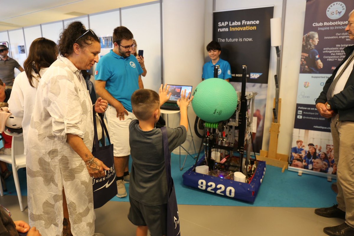 JeanLeonetti's tweet image. Le Village des Sciences et de l’Innovation a ouvert ses portes.
C’est toujours avec une grande fierté que nous accueillons ici à #Antibes Juan-les-Pins, ce rendez-vous devenu incontournable qui célèbre la curiosité, le savoir et l’ingéniosité.
À travers de nombreux ateliers,…