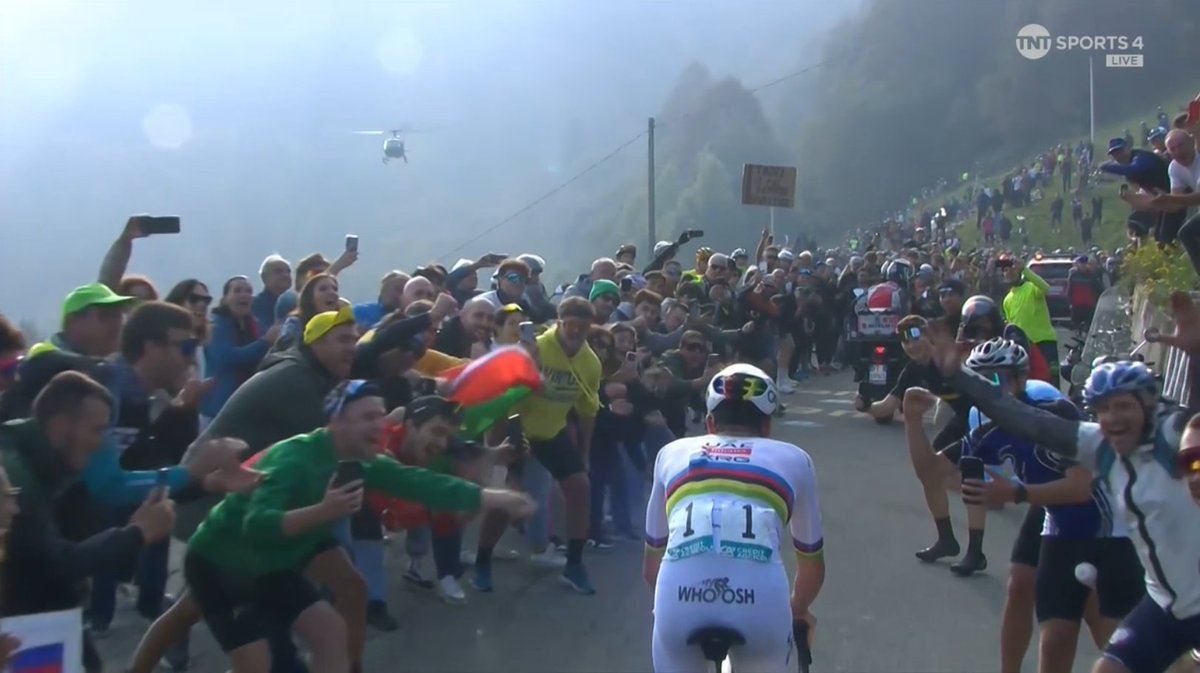 🇮🇹 #iLombardia 

🇸🇮 Pogacar is on his way to 🇮🇹 Il Lombardia history!

Follow it live: domestiquecycling.com/en/live-cyclin…