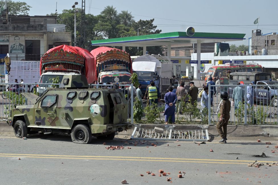 BBCUrdu's tweet image. تحریک لبیک کے ساتھ تصادم میں لاہور پولیس کے 112 افسران و اہلکار زخمی ہوئے، متعدد اہلکار لاپتہ ہیں جن کے بارے میں خدشہ ہے کہ انھیں مظاہرین نے یرغمال بنا رکھا ہے: ڈی آئی جی آپریشنز
مکمل تفصیلات: bbc.in/3KJ2liY