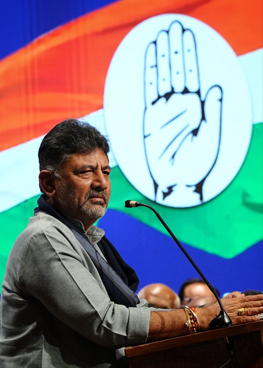 DKShivakumar's tweet image. ಇಂದು ಕೆಪಿಸಿಸಿ ಕಚೇರಿಯಲ್ಲಿ ಗ್ರೇಟರ್ ಬೆಂಗಳೂರು ಪ್ರಾಧಿಕಾರಕ್ಕೆ ಸಂಬಂಧಿಸಿದ ಮಹತ್ವದ ವಿಷಯಗಳ ಬಗ್ಗೆ ನಡೆದ ಸಭೆಯಲ್ಲಿ ಭಾಗವಹಿಸಿ, ವಾರ್ಡ್‌ಗಳ ವಿಂಗಡಣೆ ಹಾಗೂ ಇನ್ನಿತರ ವಿಷಯಗಳ ಬಗ್ಗೆ ಪಕ್ಷದ ನಾಯಕರು ಹಾಗೂ ಕಾರ್ಯಕರ್ತರೊಂದಿಗೆ ಸಮಾಲೋಚಿಸಲಾಯಿತು.