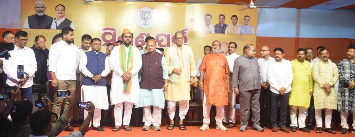 SamalManmohan7's tweet photo. ଆଜି ରାଜ୍ୟ କାର୍ଯ୍ୟାଳୟରେ ଆୟୋଜିତ ମିଶ୍ରଣ ପର୍ବରେ ନୂଆପଡ଼ା ବିଧାନସଭାର ବିଧାୟକ ସ୍ବର୍ଗତ ରାଜେନ୍ଦ୍ର ଢୋଲକିଆଙ୍କ ସୁପୁତ୍ର ଶ୍ରୀ ଜୟ ଢୋଲକିଆଙ୍କୁ ଭାରତୀୟ ଜନତା ପାର୍ଟିର ପରିବାରକୁ ସ୍ୱାଗତ ଜଣାଇଲି । ମାନ୍ୟବର ମୁଖ୍ୟମନ୍ତ୍ରୀ ଶ୍ରୀ ମୋହନ ଚରଣ ମାଝୀଙ୍କ ସମେତ ଦଳର ବରିଷ୍ଠ ନେତୃବୃନ୍ଦଙ୍କ ଉପସ୍ଥିତିରେ ଏହି କାର୍ଯ୍ୟକ୍ରମ ସମ୍ପନ୍ନ ହୋଇଛି ।

 ଶ୍ରୀ ଢୋଲକିଆଙ୍କ ପରି ଦକ୍ଷ ଏବଂ ଯୁବ ନେତାଙ୍କ ସହଯୋଗ ନୂଆପଡ଼ା ତଥା ସମଗ୍ର ଓଡ଼ିଶାର ବିକାଶ ପାଇଁ ନୂତନ ଗତି ସଞ୍ଚାର କରିବ ବୋଲି ଦୃଢ଼ ବିଶ୍ୱାସ । ଭାରତୀୟ ଜନତା ପାର୍ଟି ସର୍ବଦା ଓଡ଼ିଶାର ଗୌରବମୟ ଐତିହ୍ୟ ଏବଂ ଉଜ୍ଜ୍ୱଳ ଭବିଷ୍ୟତ ପାଇଁ ପ୍ରତିବଦ୍ଧ । ନୂଆପଡ଼ା ଅଞ୍ଚଳର ଜନସାଧାରଣଙ୍କ ବିଶ୍ୱାସ ଏବଂ ଆକାଂକ୍ଷାକୁ ସାକାର କରିବା ପାଇଁ ଆମେ ସମ୍ମିଳିତ ପ୍ରୟାସରେ କାର୍ଯ୍ୟ କରିବୁ । 

ଶ୍ରୀ ଜୟ ଢୋଲକିଆଙ୍କ ଯୋଗଦାନ ଦଳକୁ ଅଧିକ ଶକ୍ତିଶାଳୀ କରିବ ଏବଂ ସ୍ଥାନୀୟ ସ୍ତରରେ ଜନସେବାର ନୂତନ ମାନଦଣ୍ଡ ସ୍ଥାପନ କରିବ । ପ୍ରଧାନମନ୍ତ୍ରୀ ଶ୍ରୀ ନରେନ୍ଦ୍ର ମୋଦୀଙ୍କ ଦୂରଦୃଷ୍ଟି ଏବଂ ମୁଖ୍ୟମନ୍ତ୍ରୀ ଶ୍ରୀ ମୋହନ ଚରଣ ମାଝୀଙ୍କ ନେତୃତ୍ୱରେ ଓଡ଼ିଶା ଏବଂ ନୂଆପଡ଼ାର ସର୍ବାଙ୍ଗୀନ ବିକାଶ ସୁନିଶ୍ଚିତ ହେବ । ଜୟ ଢୋଲକିଆଙ୍କୁ ପୁଣିଥରେ ହାର୍ଦ୍ଦିକ ଅଭିନନ୍ଦନ ଓ ଶୁଭକାମନା ।