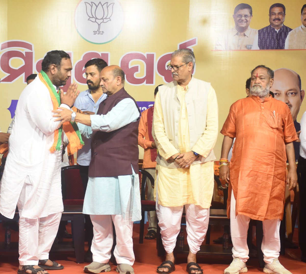 SamalManmohan7's tweet photo. ଆଜି ରାଜ୍ୟ କାର୍ଯ୍ୟାଳୟରେ ଆୟୋଜିତ ମିଶ୍ରଣ ପର୍ବରେ ନୂଆପଡ଼ା ବିଧାନସଭାର ବିଧାୟକ ସ୍ବର୍ଗତ ରାଜେନ୍ଦ୍ର ଢୋଲକିଆଙ୍କ ସୁପୁତ୍ର ଶ୍ରୀ ଜୟ ଢୋଲକିଆଙ୍କୁ ଭାରତୀୟ ଜନତା ପାର୍ଟିର ପରିବାରକୁ ସ୍ୱାଗତ ଜଣାଇଲି । ମାନ୍ୟବର ମୁଖ୍ୟମନ୍ତ୍ରୀ ଶ୍ରୀ ମୋହନ ଚରଣ ମାଝୀଙ୍କ ସମେତ ଦଳର ବରିଷ୍ଠ ନେତୃବୃନ୍ଦଙ୍କ ଉପସ୍ଥିତିରେ ଏହି କାର୍ଯ୍ୟକ୍ରମ ସମ୍ପନ୍ନ ହୋଇଛି ।

 ଶ୍ରୀ ଢୋଲକିଆଙ୍କ ପରି ଦକ୍ଷ ଏବଂ ଯୁବ ନେତାଙ୍କ ସହଯୋଗ ନୂଆପଡ଼ା ତଥା ସମଗ୍ର ଓଡ଼ିଶାର ବିକାଶ ପାଇଁ ନୂତନ ଗତି ସଞ୍ଚାର କରିବ ବୋଲି ଦୃଢ଼ ବିଶ୍ୱାସ । ଭାରତୀୟ ଜନତା ପାର୍ଟି ସର୍ବଦା ଓଡ଼ିଶାର ଗୌରବମୟ ଐତିହ୍ୟ ଏବଂ ଉଜ୍ଜ୍ୱଳ ଭବିଷ୍ୟତ ପାଇଁ ପ୍ରତିବଦ୍ଧ । ନୂଆପଡ଼ା ଅଞ୍ଚଳର ଜନସାଧାରଣଙ୍କ ବିଶ୍ୱାସ ଏବଂ ଆକାଂକ୍ଷାକୁ ସାକାର କରିବା ପାଇଁ ଆମେ ସମ୍ମିଳିତ ପ୍ରୟାସରେ କାର୍ଯ୍ୟ କରିବୁ । 

ଶ୍ରୀ ଜୟ ଢୋଲକିଆଙ୍କ ଯୋଗଦାନ ଦଳକୁ ଅଧିକ ଶକ୍ତିଶାଳୀ କରିବ ଏବଂ ସ୍ଥାନୀୟ ସ୍ତରରେ ଜନସେବାର ନୂତନ ମାନଦଣ୍ଡ ସ୍ଥାପନ କରିବ । ପ୍ରଧାନମନ୍ତ୍ରୀ ଶ୍ରୀ ନରେନ୍ଦ୍ର ମୋଦୀଙ୍କ ଦୂରଦୃଷ୍ଟି ଏବଂ ମୁଖ୍ୟମନ୍ତ୍ରୀ ଶ୍ରୀ ମୋହନ ଚରଣ ମାଝୀଙ୍କ ନେତୃତ୍ୱରେ ଓଡ଼ିଶା ଏବଂ ନୂଆପଡ଼ାର ସର୍ବାଙ୍ଗୀନ ବିକାଶ ସୁନିଶ୍ଚିତ ହେବ । ଜୟ ଢୋଲକିଆଙ୍କୁ ପୁଣିଥରେ ହାର୍ଦ୍ଦିକ ଅଭିନନ୍ଦନ ଓ ଶୁଭକାମନା ।