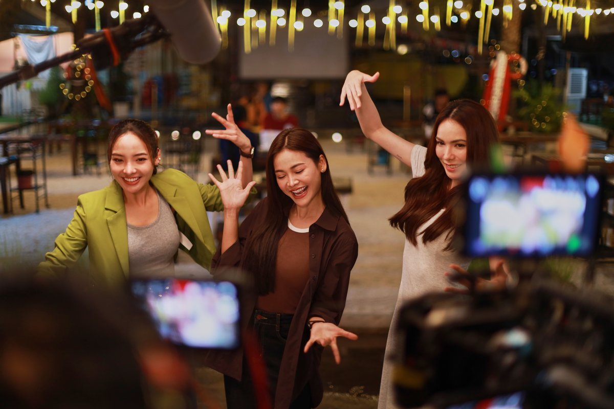 tvthunderseries's tweet image. สนุกไหมคะ ตอนประชุมในห้องเขียนบทก็แอบเครียด กลัวสนุกอยู่ฝั่งเดียว เสียชื่อหมดเคลมไว้เยอะว่าเป็นซีรีส์ตลก5555555555555555 เอาจริงๆ ซีรีส์ตลกทำยากน้า มันดูง่าย แต่จริงๆ ยากมาก หลายๆ มุกและจังหวะก็ต้องยกเครดิตให้ผู้กำกับ ให้ทีมตัดต่อ รวมทั้งตัวนักแสดงเองที่ improvise…