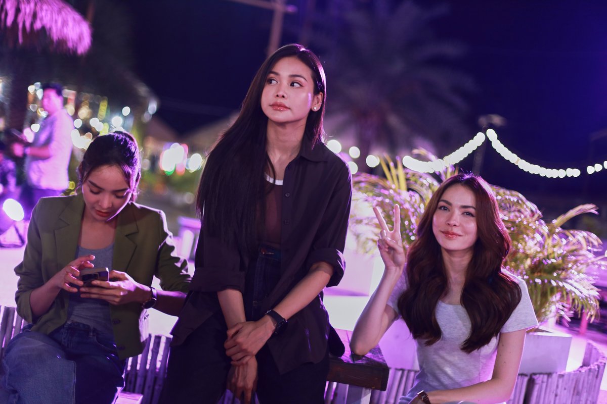 tvthunderseries's tweet image. สนุกไหมคะ ตอนประชุมในห้องเขียนบทก็แอบเครียด กลัวสนุกอยู่ฝั่งเดียว เสียชื่อหมดเคลมไว้เยอะว่าเป็นซีรีส์ตลก5555555555555555 เอาจริงๆ ซีรีส์ตลกทำยากน้า มันดูง่าย แต่จริงๆ ยากมาก หลายๆ มุกและจังหวะก็ต้องยกเครดิตให้ผู้กำกับ ให้ทีมตัดต่อ รวมทั้งตัวนักแสดงเองที่ improvise…
