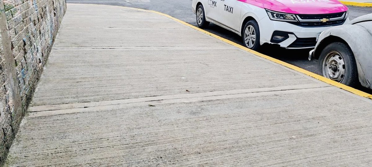 giogutierrezag's tweet photo. Seguimos mejorando el rostro de Coyoacán, para que tengas calles y banquetas dignas, accesibles y seguras dónde transitar. Rehabilitamos Rosa Zaragoza, entre Calzada de La Virgen y Manuela Sáenz, más de mil 700 m² de banquetas, 8 bolardos y 4 rampas de acceso 👷🏽🚧

#ContigoImparables 🧑🏻‍🔧✨