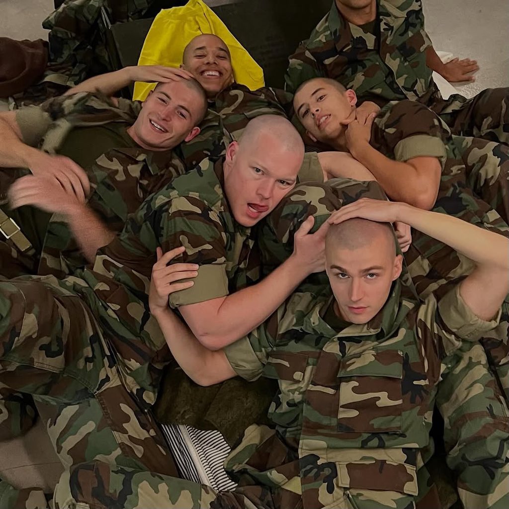 uyamonka's tweet image. watching boots on netflix for the plot:
the plot