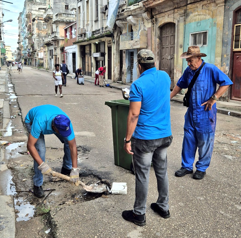 AsambleaCuba's tweet image. Trabajadores de las Oficinas Auxiliares de la @AsambleaCuba🇨🇺 participaron este sábado en jornada de limpieza e higienización en barrios del entorno del Capitolio Nacional pertenecientes a los municipios de La Habana Vieja y Centro Habana
#PoderPopular
#LaHabanaViveEnMí
