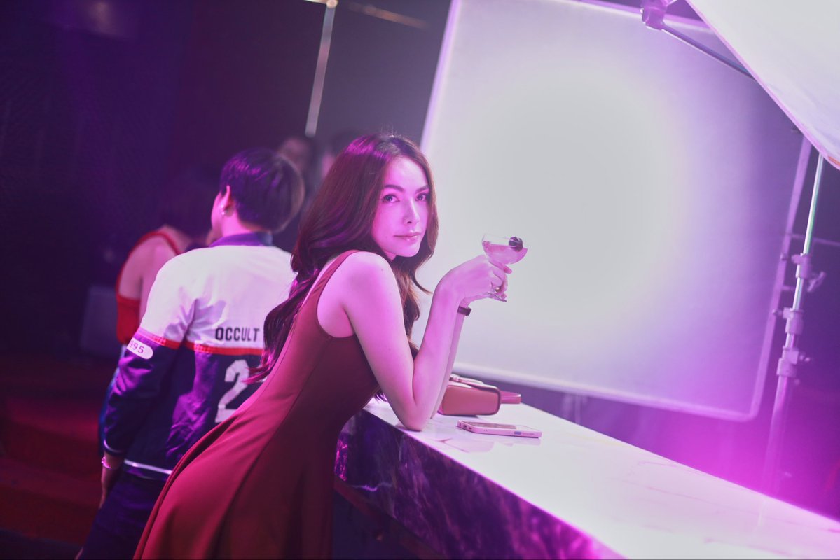 MGIBeyond's tweet image. มาดื่มมาดริ้งค์กับเรย์กันค่ะ  🍸
#UnlimitedLoveEP1 

รับชมเวอร์ชัน UNCUT ต่อได้ที่เว็บแอป onegrand.vip เวลา 22:00 น.
.
#UnlimitedLoveTheSeries 
#บริษัทนี้ไม่มีจำกัด
#MGIBeyond
