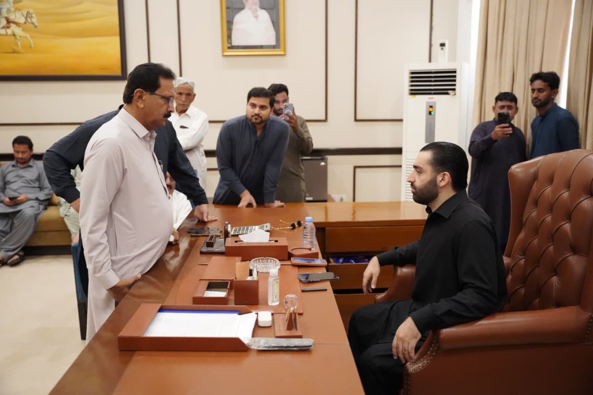 AliHyderKaleri1's tweet photo. جناب شرجیل انعام میمن کی بڑے صاحبزادے جناب راول شرجیل انعام میمن صاحب کی پی ایس 61 کی عوام سے ملاقات
@BBhuttoZardari
@BakhtawarBZ
@AseefaBZ
@sharjeelinam 
@rawalsharjeel https://t.co/IUSIZzUjrZ