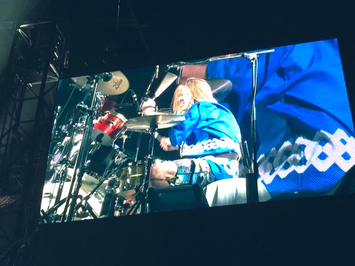 Rockenji's tweet photo. 最高でした！
ありがとう

2015年のフジロック の写真と今回のライブの写真合わせてみました。

進化してながら変わらずやってる。
見習わなきゃな。

#FooFighters https://t.co/zHqCR746LJ