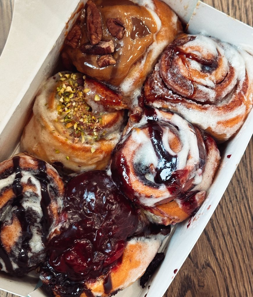 Я: нию вночі, що хочу сінабонів, що всі навколо їдять сінабони, всі готують сінабони, всюди пахне сінабонами і взагалі сінабони і є відповіддю на найважливіші питання життя і це якась сінабонська несправедливість, що в мене немає сінабонів

Він: