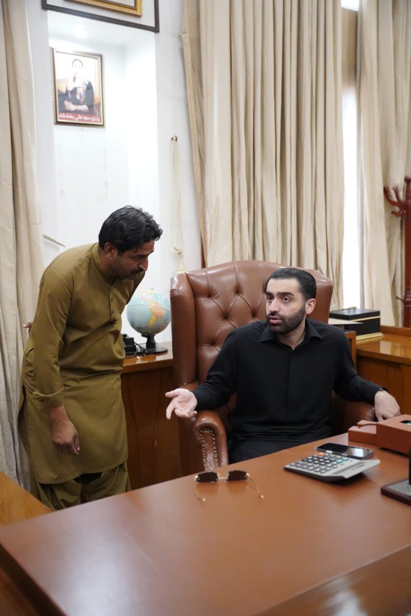 AliHyderKaleri1's tweet photo. Dated 11-10-2025
PPP leader @rawalsharjeel meets with people of PS61 regarding their issues at Rawal House, Rawal Sharjeel resolved their issue on immediate basis https://t.co/sdGjBF53Wk