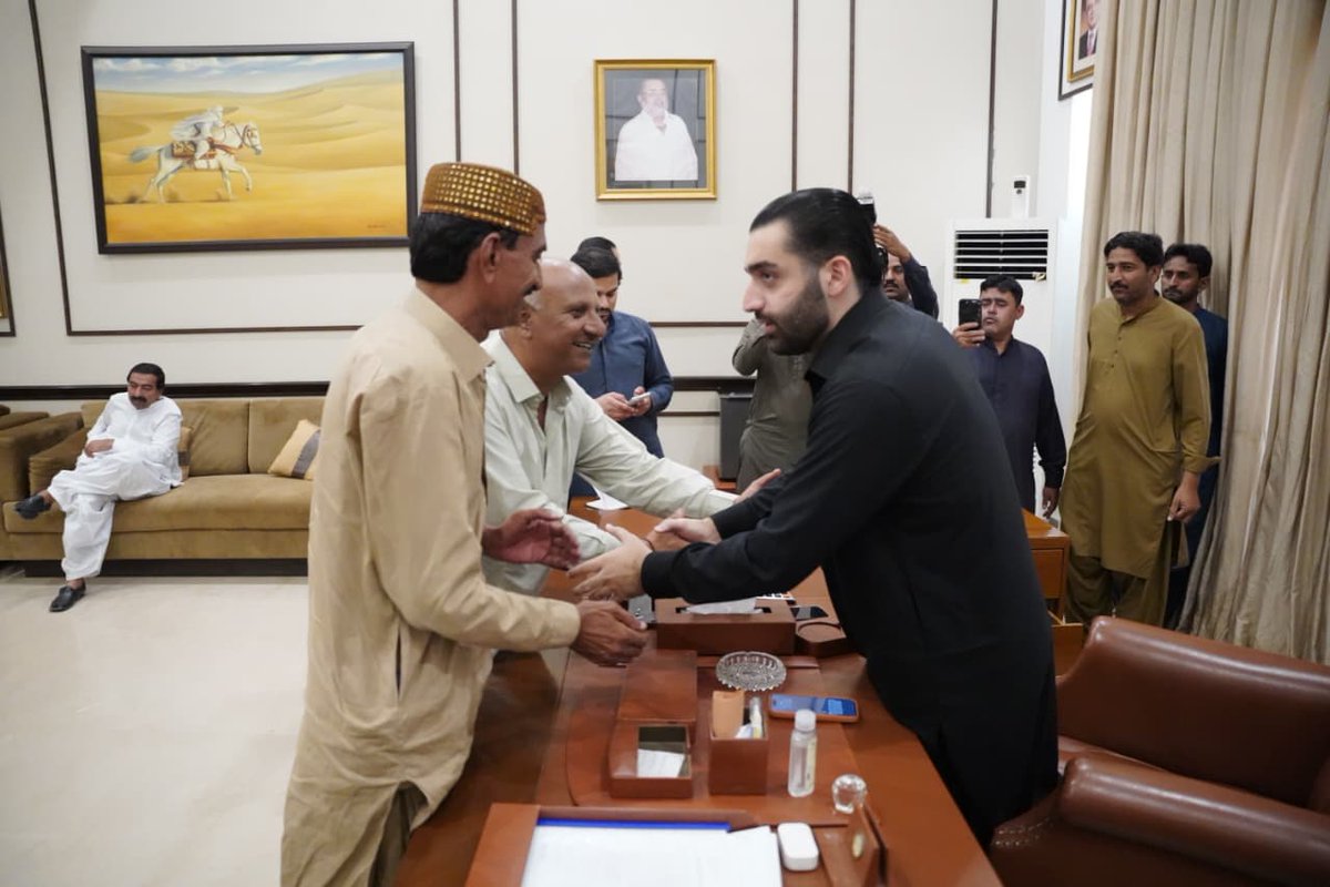 AliHyderKaleri1's tweet photo. Dated 11-10-2025
PPP leader @rawalsharjeel meets with people of PS61 regarding their issues at Rawal House, Rawal Sharjeel resolved their issue on immediate basis https://t.co/sdGjBF53Wk