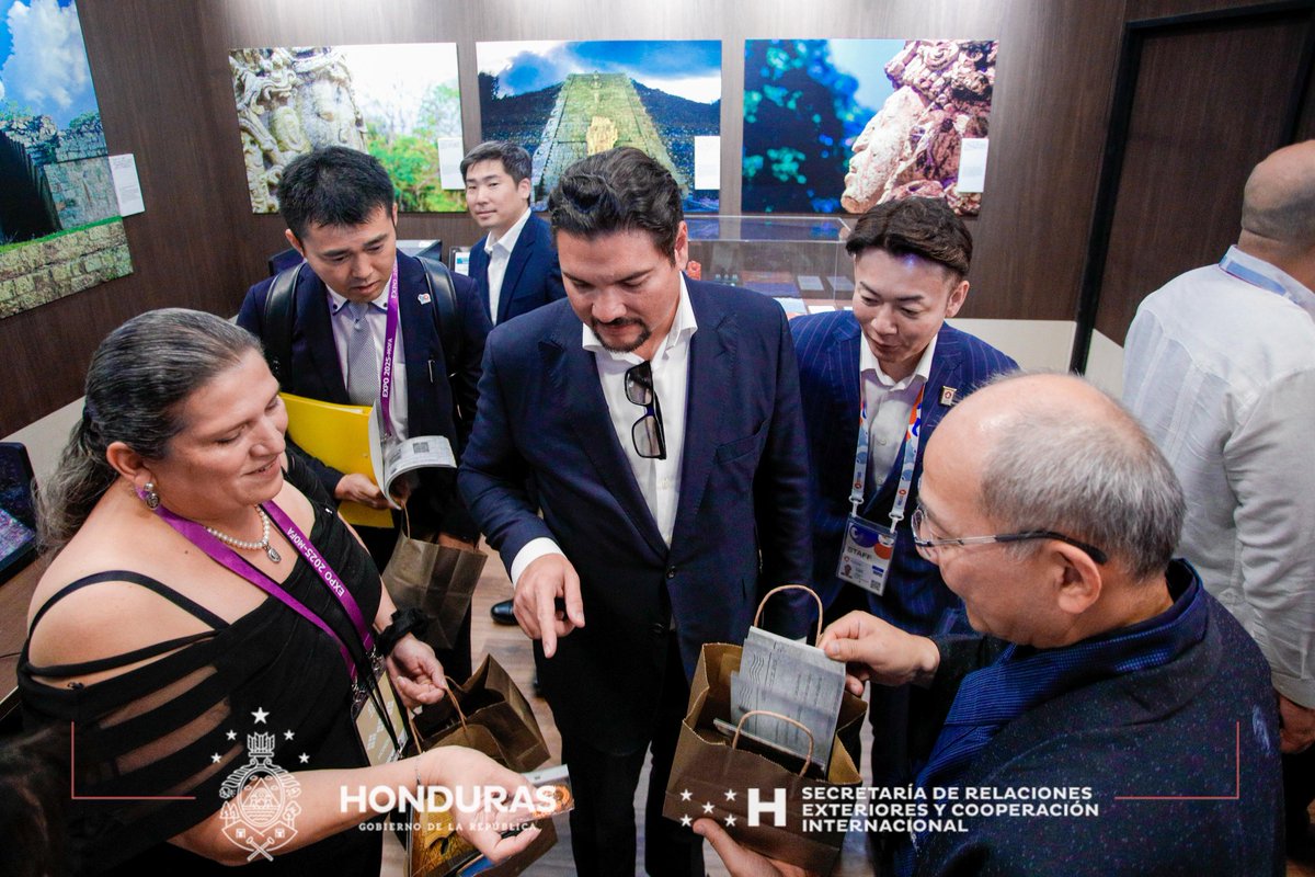 🇭🇳🇯🇵|| Honduras destaca en la Expo Osaka 2025 con un vibrante intercambio cultural

En el marco del Día Nacional de Honduras en la Expo Osaka 2025, el Canciller <a href="/JavierEBS/">Javier Bu Soto</a> realizó un recorrido por el Pabellón de Honduras, donde pudo apreciar las expresiones más representativas de