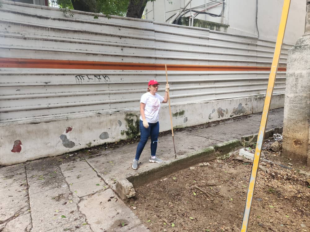 finanzasprecios's tweet photo. 🌞 #Hoy, el #FinanzasyPrecios vive otra jornada de trabajo voluntario en la Habana Vieja.
#LaHabanaDeTodos nos convoca a la higienización y el embellecimiento!!!! 

#DePieYCombatiendo ✊🇨🇺 https://t.co/k3fFDco0Yr