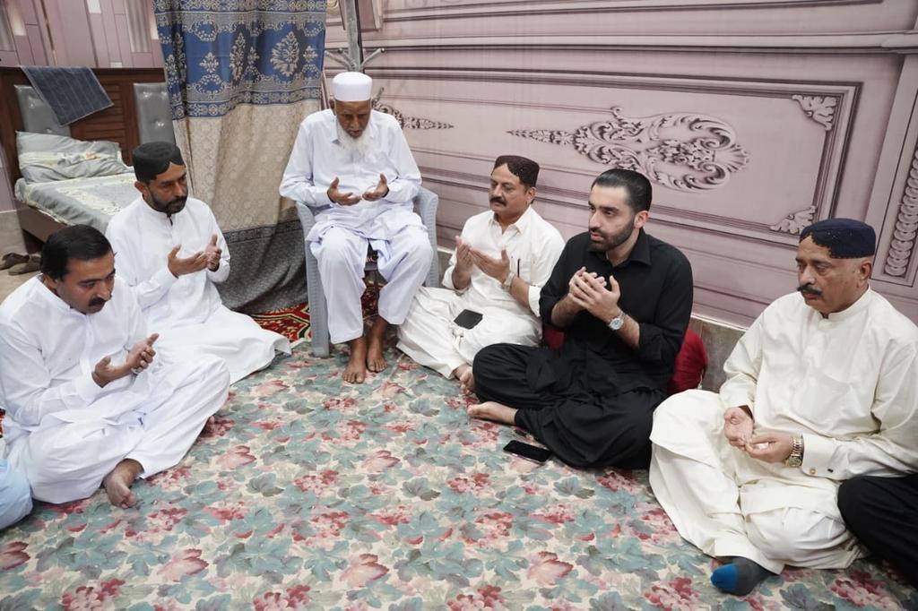 AliHyderKaleri1's tweet photo. پی ایس 61 کے مختلف علاقوں میں راول شرجیل میمن نے تعزیتی دورے کیے اور مرحومین کے اہلخانہ سے ہمدردی کا اظہار کیا۔
@rawalsharjeel https://t.co/gzADiU0I3M