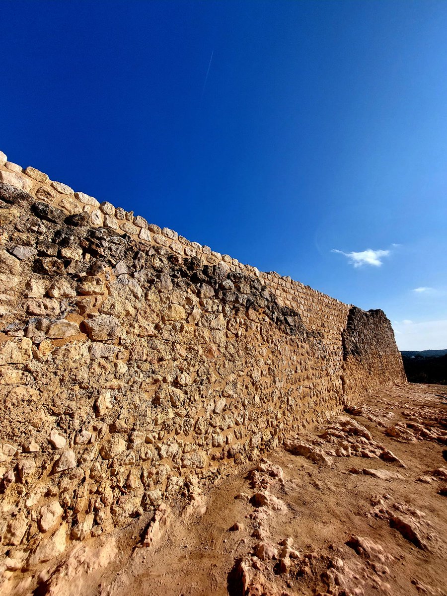 Visita del Castell restaurat d' Olèrdola,la ciutat perduda,del segle X,on va viure Mir Geribert, a les #JEP2025 al <a href="/macarqueologia/">Museu d'Arqueologia de Catalunya</a> .
Era un Castell palau més residencial,senyorial que militar.Es creà a partir d' una Torre de guaita Romana.