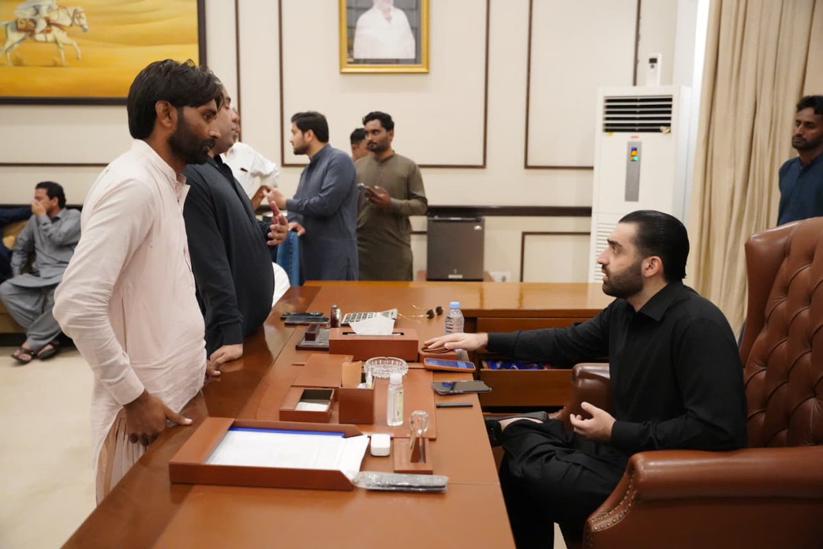 AliHyderKaleri1's tweet photo. پیپلز پارٹی کے رہنما راول شرجیل میمن نے پی ایس-61 کے عوام سے راول ہاؤس میں ملاقات کی اور ان کے مسائل سنے انہوں نے فوری کارروائی کرتے ہوئے موقع پر ہی ان کے مسائل حل کیے۔
@rawalsharjeel https://t.co/T1WHk4joP8