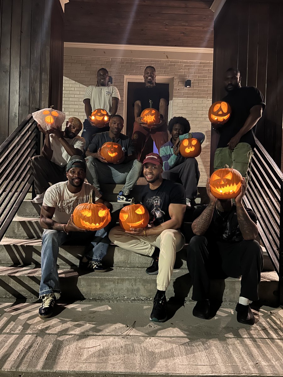 garcoxgang's tweet image. Carved my first pumpkin. Can y'all tell what it is?