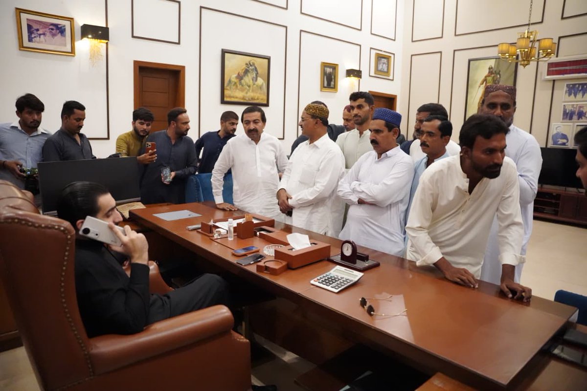 AliHyderKaleri1's tweet photo. پیپلز پارٹی کے رہنما راول شرجیل میمن نے پی ایس-61 کے عوام سے راول ہاؤس میں ملاقات کی اور ان کے مسائل سنے انہوں نے فوری کارروائی کرتے ہوئے موقع پر ہی ان کے مسائل حل کیے۔
@rawalsharjeel https://t.co/T1WHk4joP8