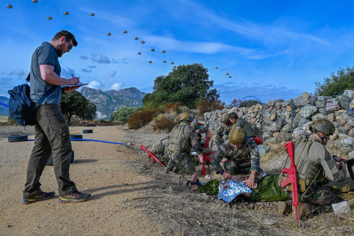 2REPOfficiel's tweet image. Les légionnaires parachutistes suivent la formation au « Prolonged Field Care » d’@iqarus_intl (@IntlSOS).
Cette capacité vise à assurer la stabilisation des blessés près de la ligne des contacts, jusqu’à ce que les conditions permettent leur évacuation.