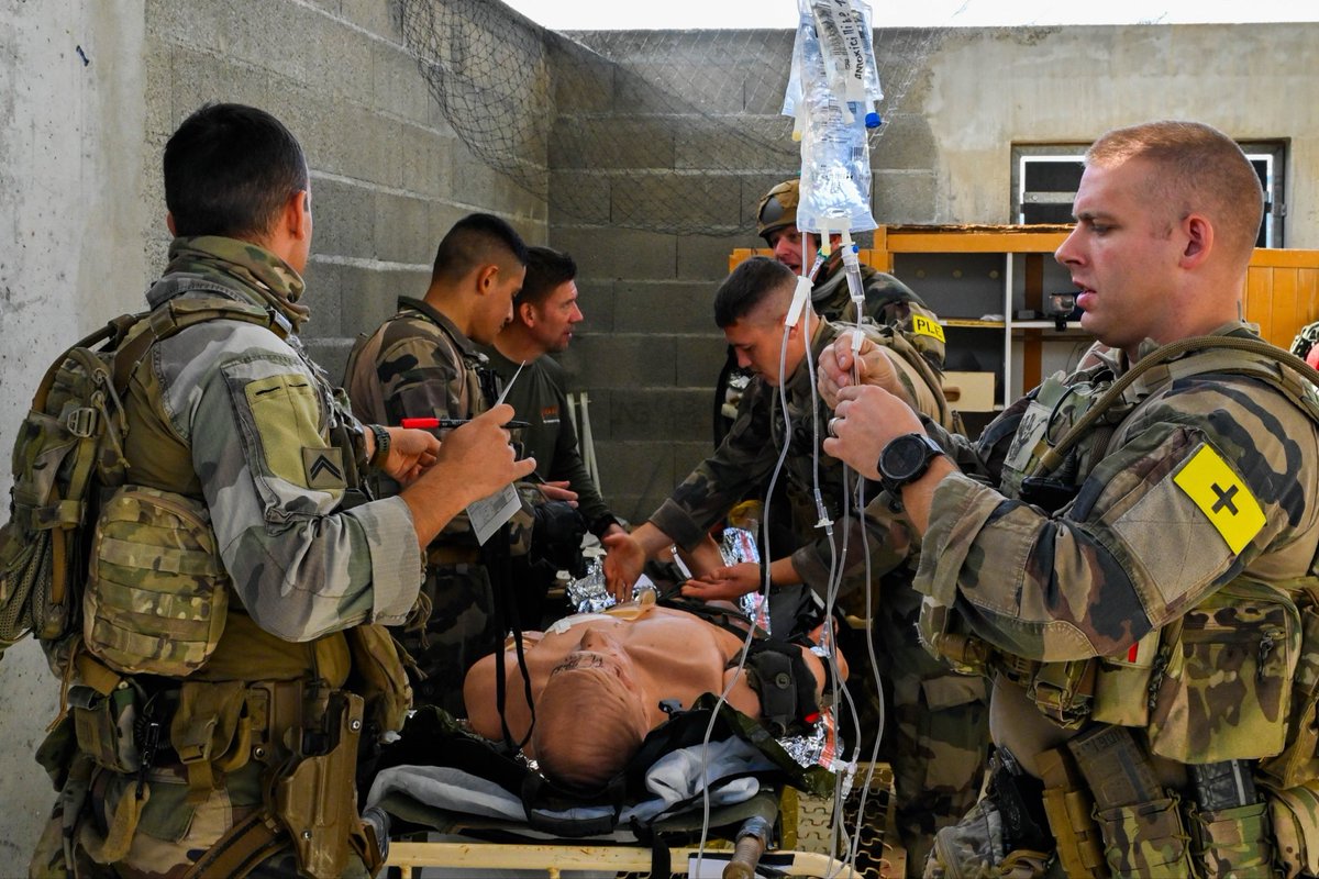 2REPOfficiel's tweet image. Les légionnaires parachutistes suivent la formation au « Prolonged Field Care » d’@iqarus_intl (@IntlSOS).
Cette capacité vise à assurer la stabilisation des blessés près de la ligne des contacts, jusqu’à ce que les conditions permettent leur évacuation.