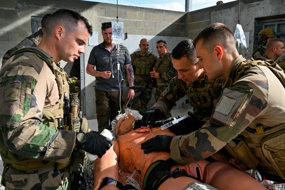 2REPOfficiel's tweet image. Les légionnaires parachutistes suivent la formation au « Prolonged Field Care » d’@iqarus_intl (@IntlSOS).
Cette capacité vise à assurer la stabilisation des blessés près de la ligne des contacts, jusqu’à ce que les conditions permettent leur évacuation.
