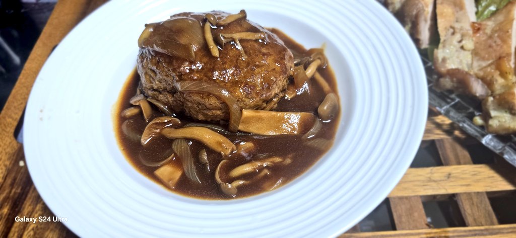 dm38qasz's tweet image. ハンバーグ&amp;amp;グリルチキン

ハンバーグ🥰

デミグラスソースで煮込みました

チキングリルは白ワインとかマジックソルトなど色々入れて味付けしてオーブンで焼いたよ

 #おうちごはん
 #ハンバーグ