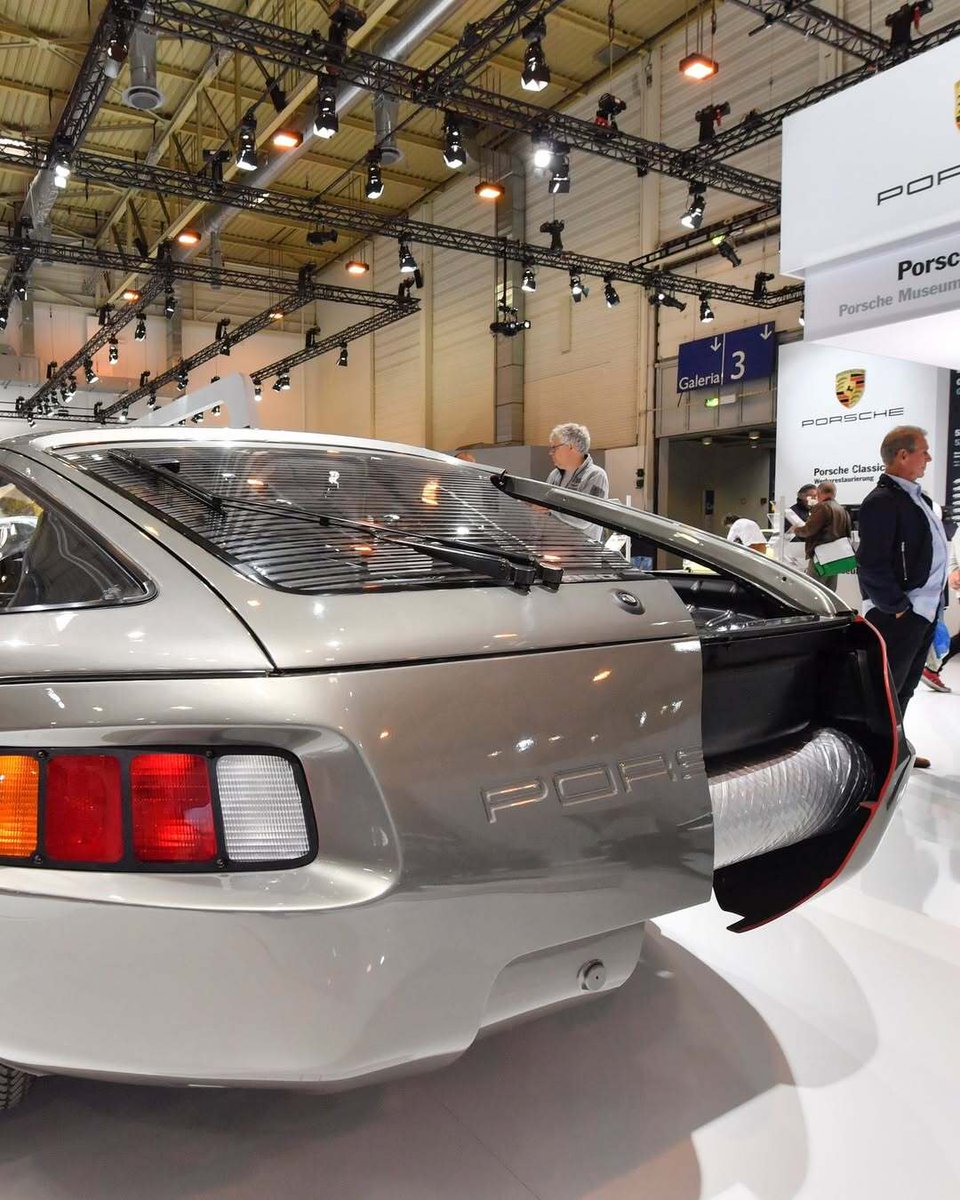 Retromania4ever's tweet photo. We do #love a good #cutaway model, and this one of the #Porsche 928 allows you see beneath the skin all over the V8-powered transaxle car. Chassis, body, interior and drivetrain – nothing’s left to the imagination😍 https://t.co/WKg4VvBd12