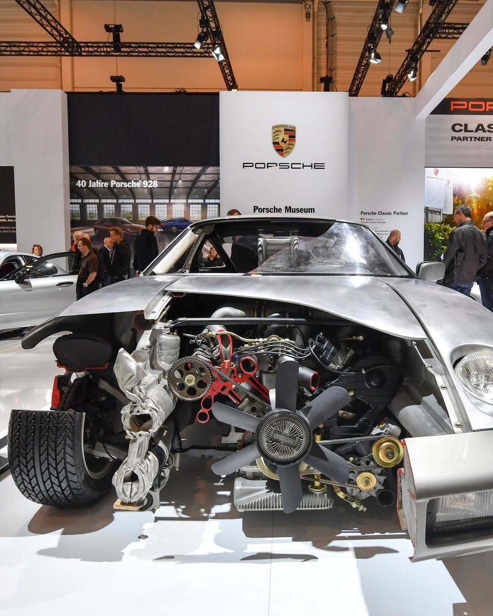 Retromania4ever's tweet photo. We do #love a good #cutaway model, and this one of the #Porsche 928 allows you see beneath the skin all over the V8-powered transaxle car. Chassis, body, interior and drivetrain – nothing’s left to the imagination😍 https://t.co/WKg4VvBd12
