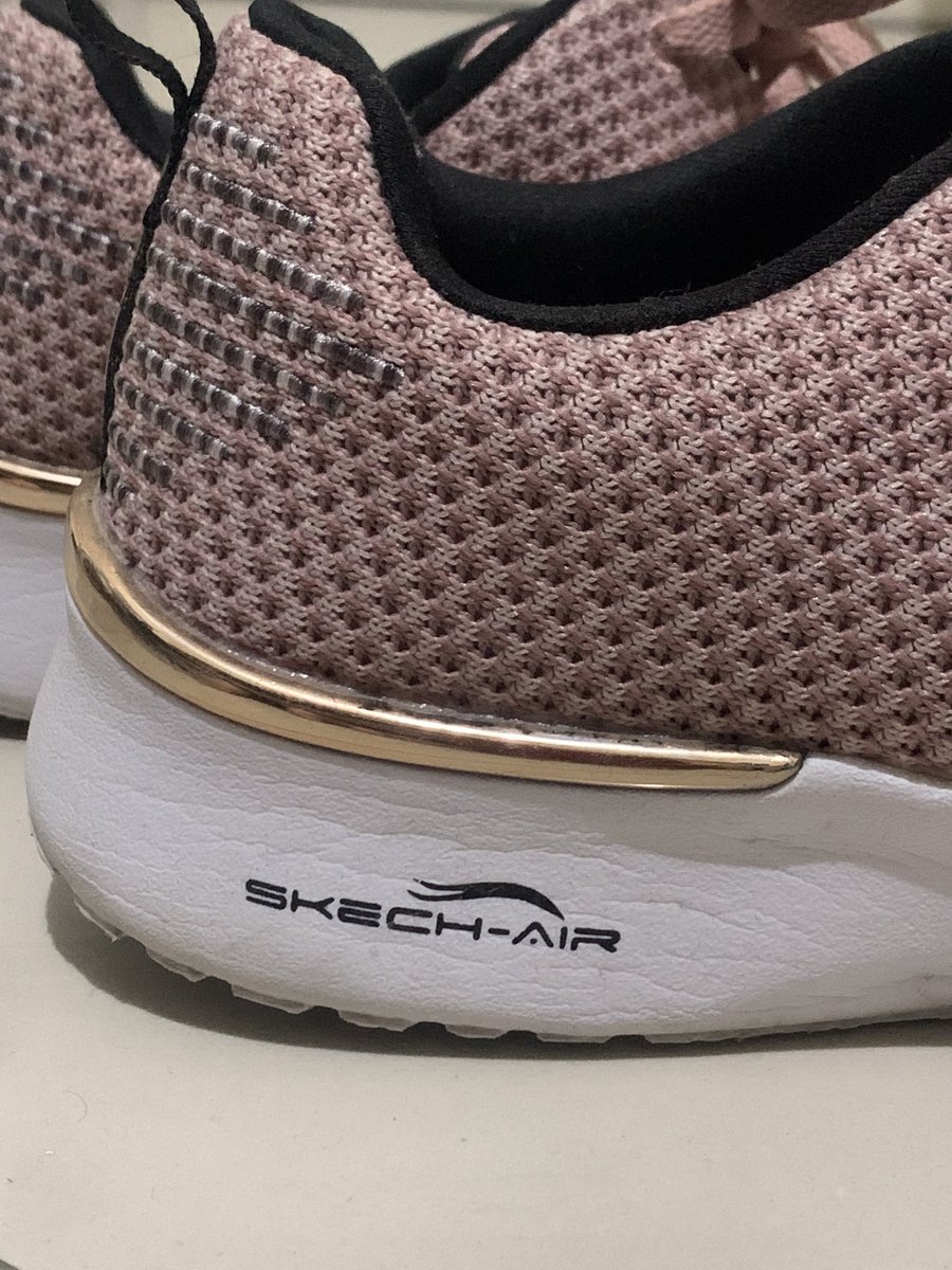 4rabeloved's tweet photo. #WTS pl sepatu skechers sz 39 masih good condition bgt no minus, 170k nego bisa oren https://t.co/Qk6HOYd7v9