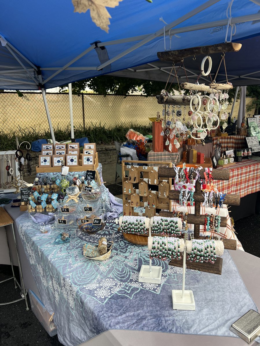 hiss_swift_hiss's tweet image. hehe everything is set up!!!!!! 🥰 my town’s fall fest is always my favorite!!!! it just started 30 minutes ago and the main road is shut down and there are SO many vendors!!!