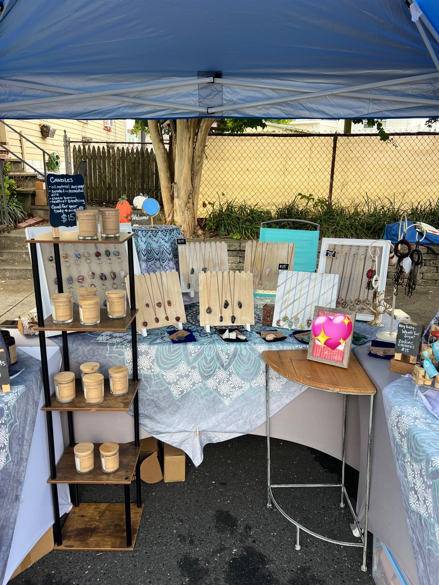 hiss_swift_hiss's tweet image. hehe everything is set up!!!!!! 🥰 my town’s fall fest is always my favorite!!!! it just started 30 minutes ago and the main road is shut down and there are SO many vendors!!!