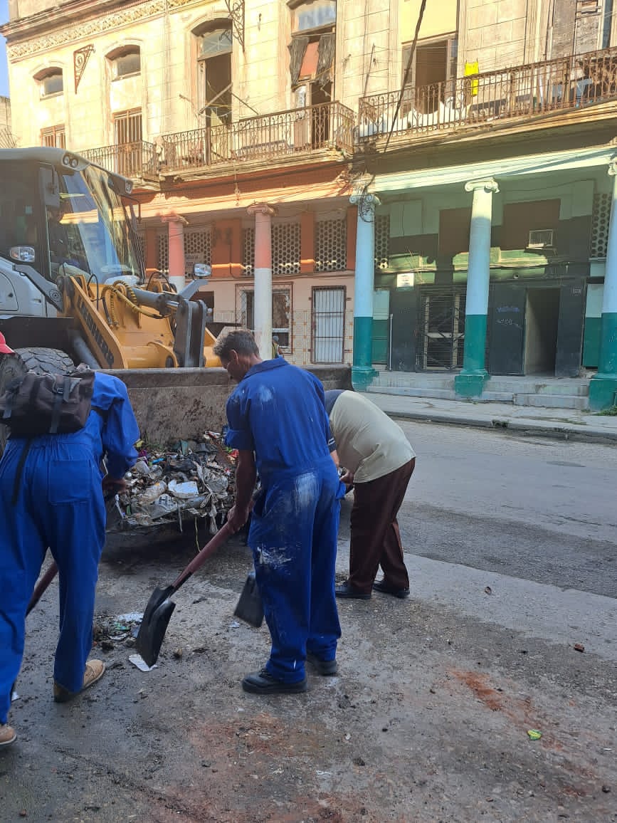 Unión Eléctrica de Cuba (@osde_une) on Twitter photo 🏅 Recibió hoy nuestra organización el reconocimiento por su entrega y compromiso en las labores de limpieza, higienización y embellecimiento del municipio capitalino Cerro a nombre de las máximas autoridades municipales.
#UnidosXCuba #PorCubaJuntosCreamos #UNE #UniónEléctrica 🏅 Recibió hoy nuestra organización el reconocimiento por su entrega y compromiso en las labores de limpieza, higienización y embellecimiento del municipio capitalino Cerro a nombre de las máximas autoridades municipales.
#UnidosXCuba #PorCubaJuntosCreamos #UNE #UniónEléctrica