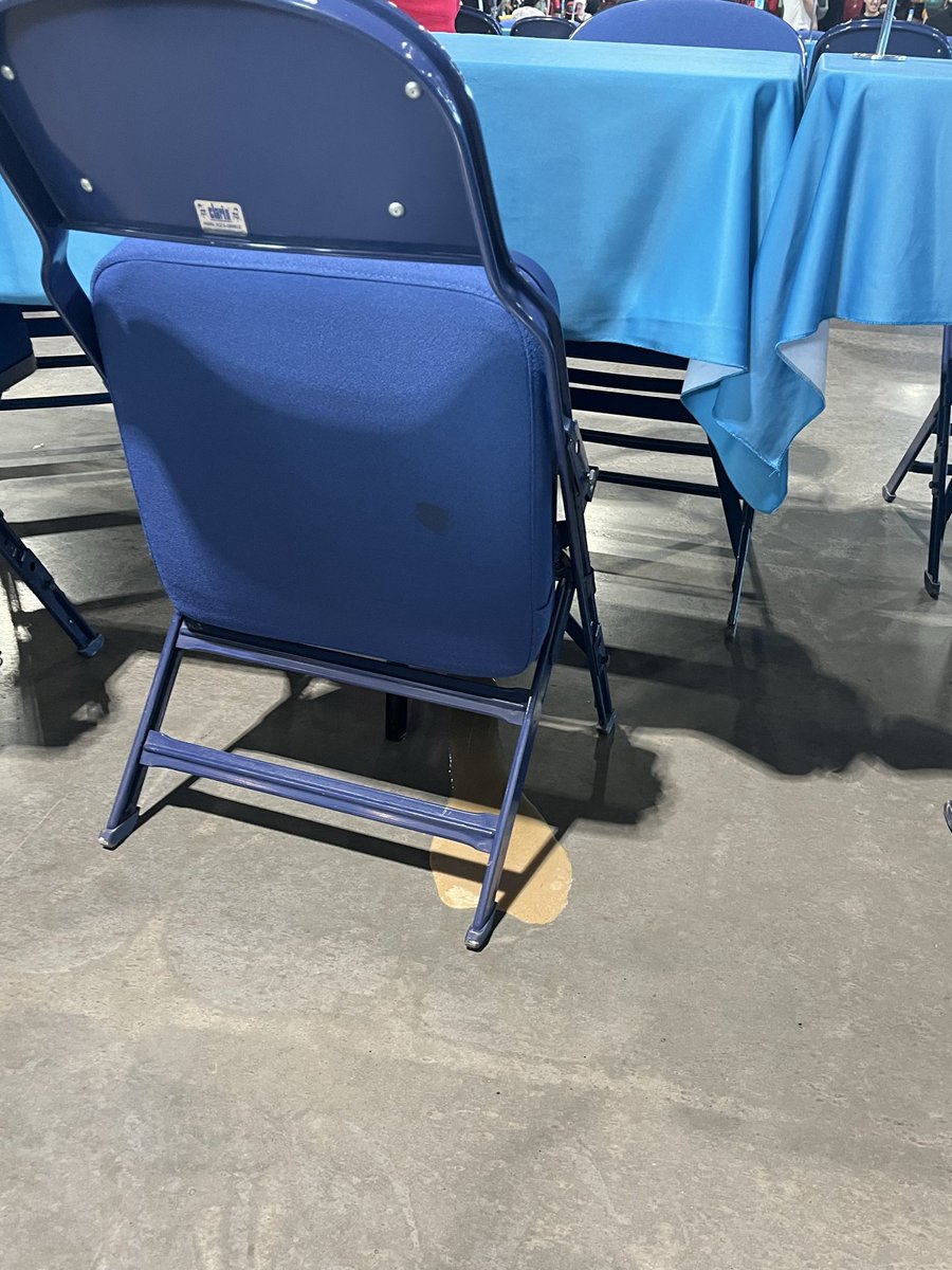 SaltyLily's tweet image. guys it’s round one we seriously cannot already have the Milwaukee Poop Chair