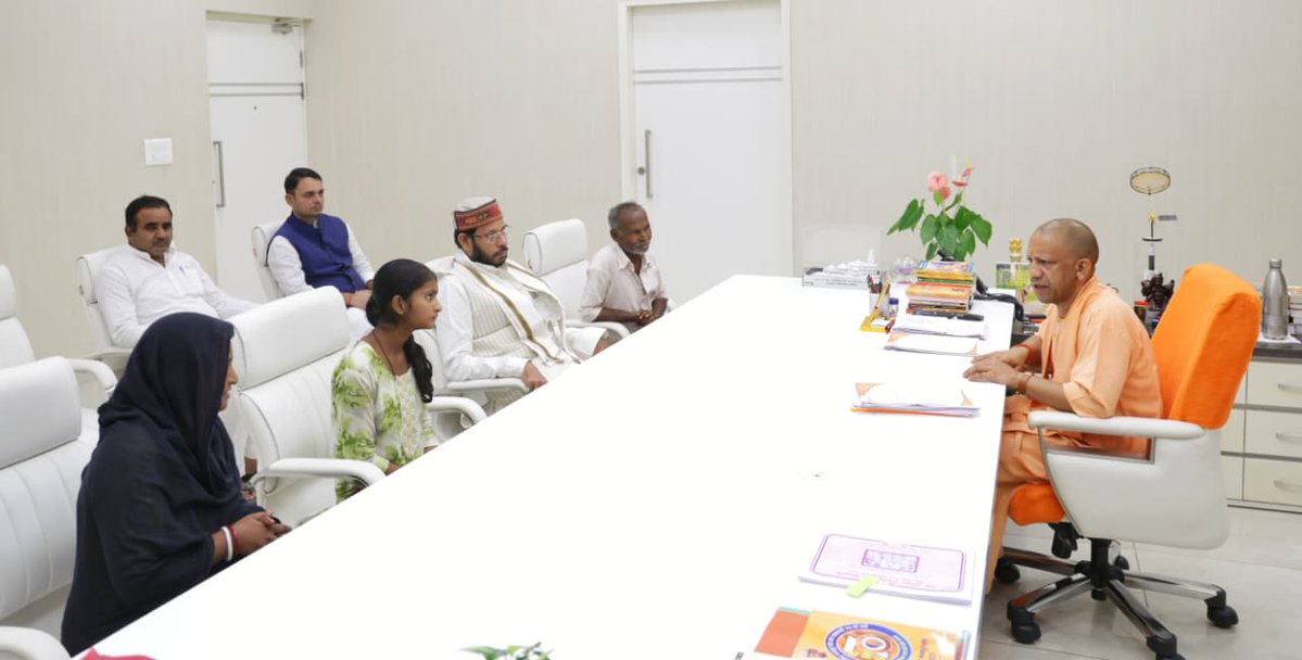 myogioffice's tweet image. मुख्यमंत्री श्री @myogiadityanath जी महाराज से आज लखनऊ में ऊंचाहार विधान सभा क्षेत्र के माननीय विधायक श्री मनोज पांडेय जी की उपस्थिति में दिवंगत हरिओम बाल्मीकि जी की पत्नी श्रीमती संगीता बाल्मीकि जी ने अपने पिता श्री छोटे लाल जी एवं पुत्री अनन्या के साथ शिष्टाचार भेंट की।