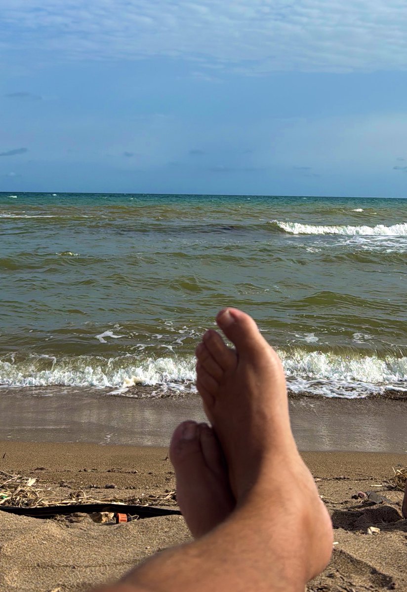 El mar está revuelto y el tiempo también pero con un buen libro y el sol… poco más se puede pedir #vacaciones