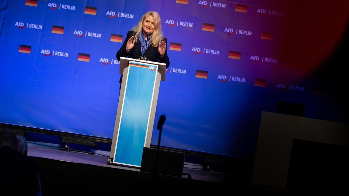 morgenpost's tweet image. Kristin Brinker in Sporthalle zur AfD-Spitzenkandidatin gewählt morgenpost.de/berlin/article…