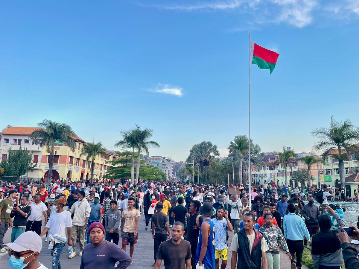 🔥🔥🔥Les manifestants anti-régime, accompagnés des éléments du CAPSAT, investissent la place du 13 mai après avoir franchi le barrage des forces à Ambohidahy. 

 actu.orange.mg/depeches/