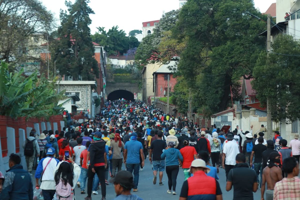 orangeactu's tweet photo. 🔥🔥🔥Les manifestants anti-régime, accompagnés des éléments du CAPSAT, investissent la place du 13 mai après avoir franchi le barrage des forces à Ambohidahy. 

 https://t.co/DgbdNzWBgO https://t.co/nNmowXbltx