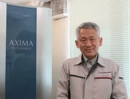 yibingsg's tweet photo. 日本诺奖得主：我根本不配拿诺贝尔奖！

2019年，日本NHK播出了一期访谈纪录片。
无数网友看完，泪目了——

 “这才是真正的大神！”

主人公，是2002年诺贝尔化学奖得主——田中耕一。
他不是天才学霸，也不是名校教授，
而是一个公司底层小职员。

🧍‍♂️一个“底层职员”的意外逆袭

43岁那年，他一夜之间成了全民偶像。
媒体狂赞：“最年轻的诺奖得主”“学历最低的奇迹”！
可他自己，却在领奖后消失了整整16年。

为什���？
——因为他始终觉得自己“不配”。

💥一场“失误”，成就了奇迹

大学学电气工程的他，和化学根本八竿子打不着。
找工作被索尼刷掉，后来混进岛津制作所做仪器。
职位是“主任”，其实在日本企业这几乎就是底层打工人。

他勤俭到极致，甚至被奶奶教育：“废纸也别丢，可以擦鼻涕。”
而他的“诺奖级发明”，居然是一次操作失误。

1985年，他误把甘油倒进钴试剂。
想着试剂太贵，扔了可惜，就“将错就错”继续实验。
结果——
他无意间完成了全球科学家多年未解的难题：
让生物大分子完整分离！

公司给了他一笔奖励——11000日元（约700人民币���。
田中还不好意思地说：

>“其实这是因为我对化学的无知。”

📞命运的电话：他懵了，全国炸了

2002年10月9日，田中像往常一样上班。
突然接到一个讲英文的电话：“Congratulations！”
他以为是诈骗电话，直接挂了。
几分钟后，公司炸锅了——

“田中，你得了诺贝尔奖！！！”

媒体蜂拥而至，全日本都在问：
“这个人是谁？”

面对镜头，他拘谨鞠躬：

 “穿着工作服见大家，真不好意思。”

领奖时，他依旧局促、紧张。
那一刻，他只想说：“别拍我，我只想静静。”

🕰17年后，他终于抬起头

获奖后，他陷入长久的焦虑。
“凭什么是我？我只是个普通职员啊。”

他关起门，在实验室默默研究。
立下目标：要成为配得上诺贝尔奖的人。

他花了15年，钻研血液检测技术。
终于成功开发出一种——
可以**提前30年检测出阿尔茨海默症（老年痴呆）的检测方法。
研究成果发表在《Nature（自然）》上！

那一年，他60岁。
白发满头，眼里却有了光。

“我终于能挺直腰板走路了。”

从“误打误撞”的失败者，
到“配得上诺贝尔奖”的科学家，
田中耕一用了17年。

他证明了——
奇迹不是运气，而是坚持做对的事。

有时候，
“配得上自己”，
才是人生最难也最值得的奖。