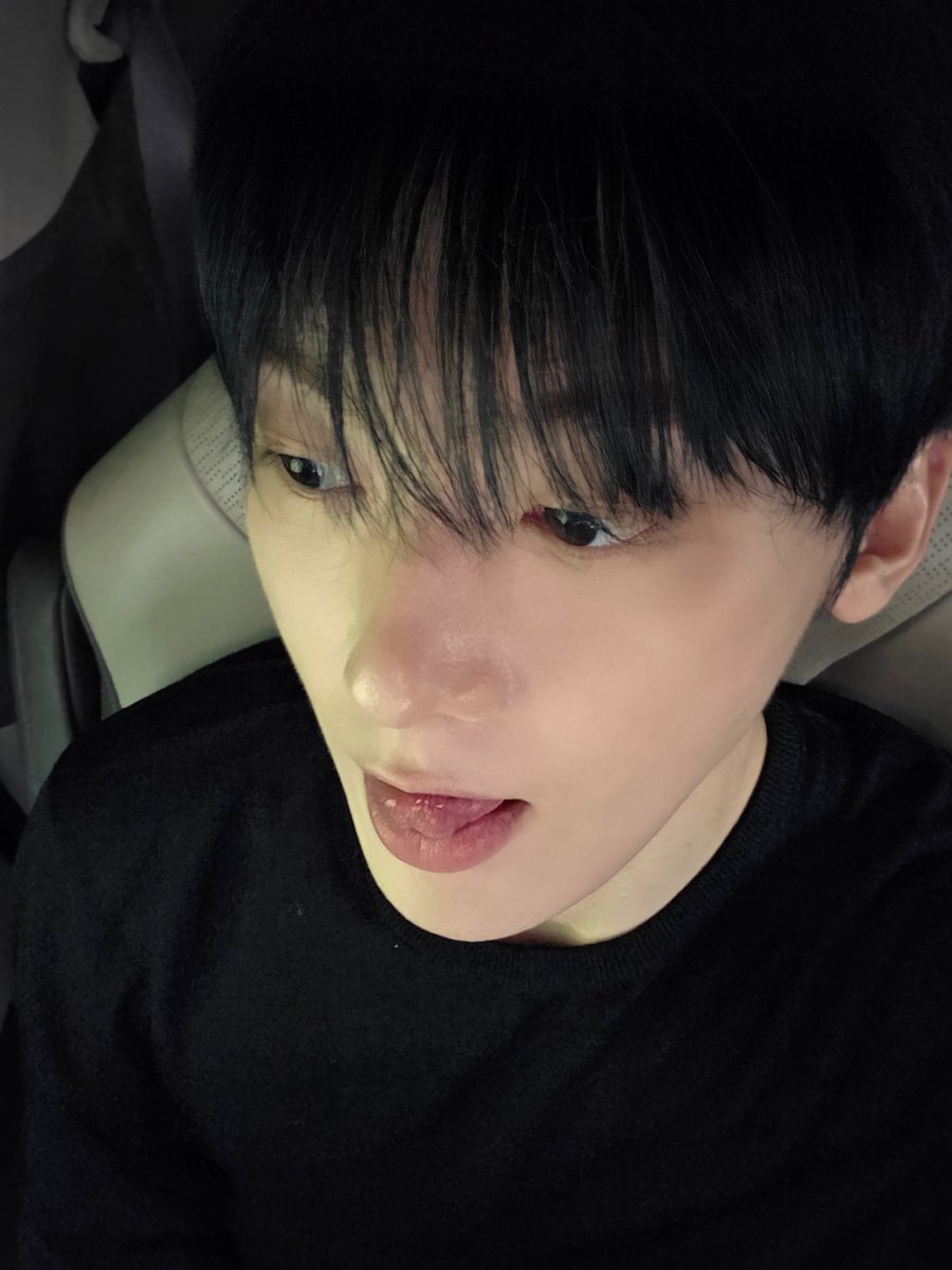 offclASTRO's tweet image. 흑발따나셀카 등장이요