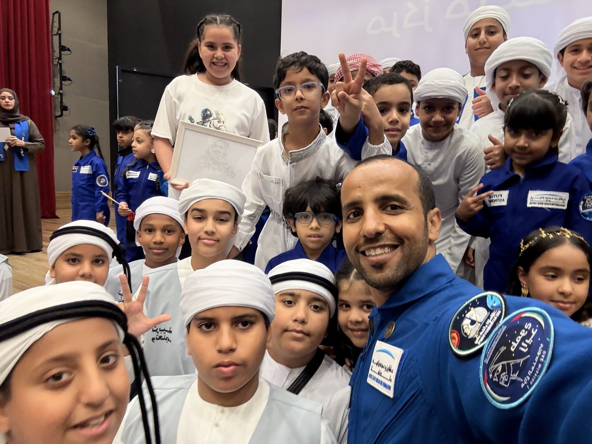 astro_hazzaa's tweet image. عام بعد عام تكبرون ويكبر طموح زايد معكم. 🤍

من جولتنا على مجموعة من مدارس الدولة، لنحتفل مع طلابنا بأسبوع الفضاء العالمي..