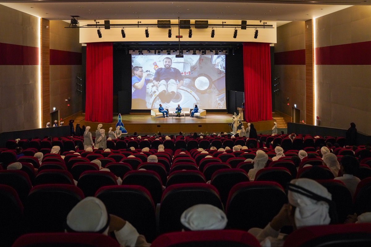 Astronaut_Nora's tweet image. في كل مرة ألتقي طلابنا أتذكر نفسي عندما كنت على مقاعد الدراسة أحلم باستكشاف الفضاء.. واليوم رأيت لديهم الأحلام ذاتها، خلال زيارتي لهم بمناسبة أسبوع الفضاء العالمي.. 

إن شاء الله ستحققون أحلامكم كلها، وتحولونها لإنجازات إماراتية جديدة. 🇦🇪

Every time I meet our students, I’m…