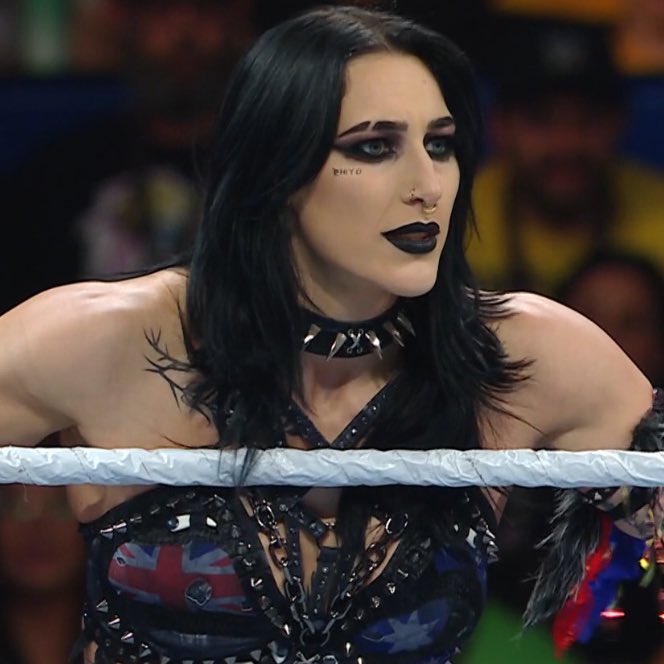 RHPLYS's tweet image. came out to a packed arena full of her ppl, in her home country, looked good as hell n caught a dub w her girl. happy birthday rhea ripley 💋