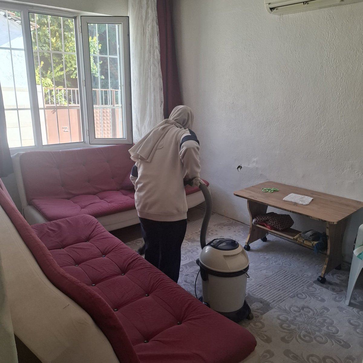 🌸 Birlikte temizledik, birlikte gülümsedik.
“Yalnız Değilsiniz” projesiyle öğrencilerimizle görme engelli teyzemizi ziyaret ettik.

📍Pamukkale Yurdu

#GSBYurtları