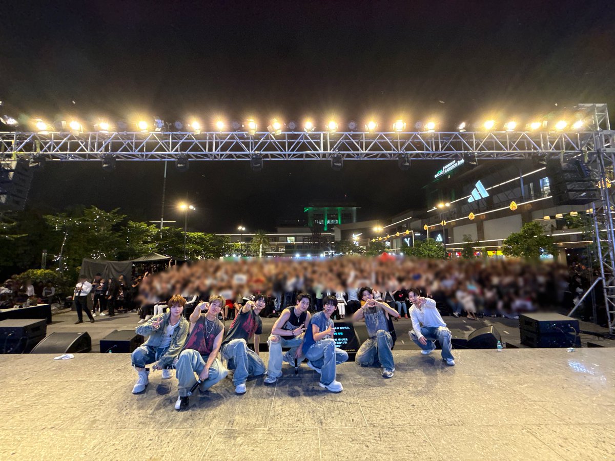 YOUNITE_offcl's tweet image. [📷] 

인도 유니즈와 함께한 첫날🔥
내일도 좋은 추억 만들어요!❤️

#YOUNITE #유나이트