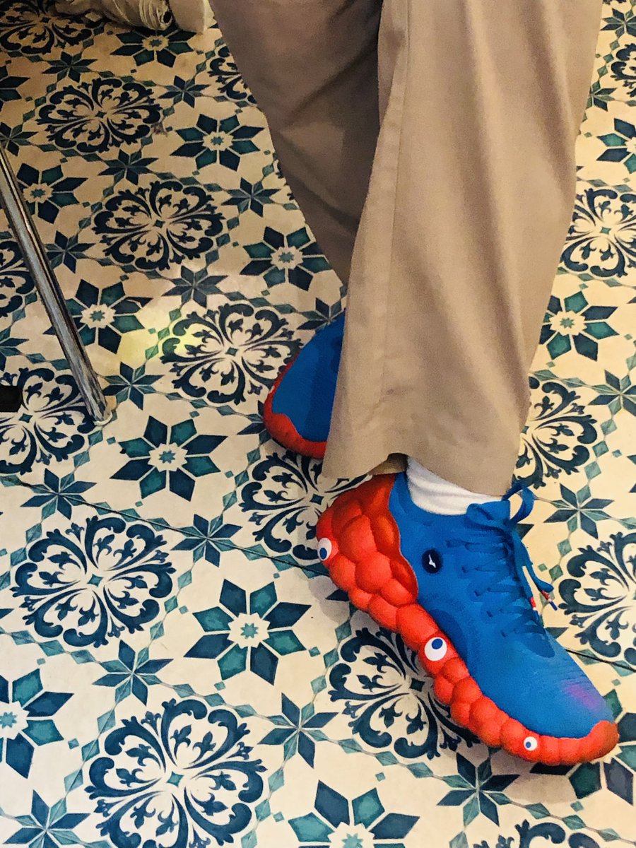 宮野ファンのお客さま
ふと足元を見れば　
ミャクミャクシューズ‼️😳
こんなのあるのね、すごーい
ミズノ製で履きやすいとのことでした

明日もオープンいたしますよ
宮野かおり個展
『受難の聖母子像』展
高円寺ストロベリー・スーパーソニック　金土日のみオープン
いよいよ19日 まで