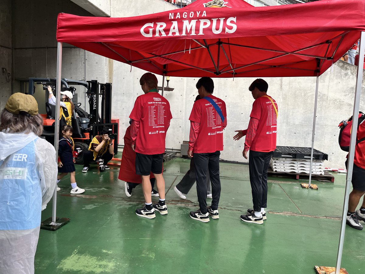 NGE758_'s tweet image. 握手会に２度参加。
山岸、原テル、野上みんなかっこよくて震えた。
2回目はもりしとダマさん。
コンコースではダンさんにげんげん、うっちーとハイタッチ。なんて幸せな日なの。
＃グランパス